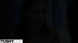 Lana Rhoades popóját egy barna fickó dugja