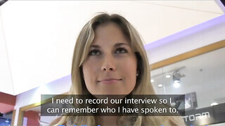Jennifer pénzért a kocsiban közösül