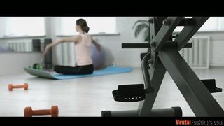 Jogázó tinédzser macát dug segglyukba az edő