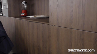 Private - Mona Blue borotvált cunija megrakva