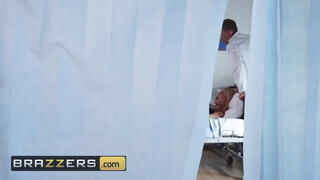 Brazzers - Bonnie Rotten análjában az óriás káró