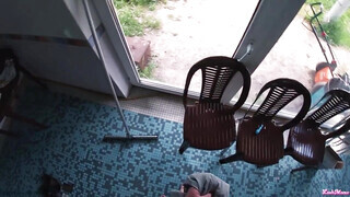 Kitetovált orosz tinédzser csajszika a medencénél baszik