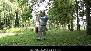 Oldje - Korosodó pasas keféli a zsenge lányt