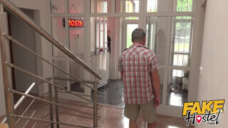 Fake Hostel - Zsenge turista csajszi punciba reszelve