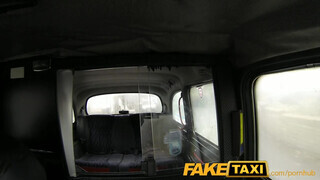 FakeTaxi - tetkós lány megkefélve a hátsó ülésen