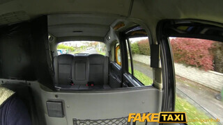 FakeTaxi - koleszos pipi ordítva élvez