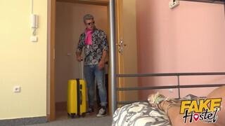 Fake Hostel szűk pinájú olasz csajszi és kettő kukac