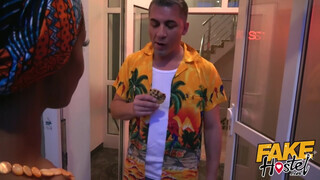Fake Hostel afrikai csajszika és egy kolumbiai bula közösen