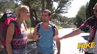 Dupla csávó dugja a turista kis csajt - Fake Hostel
