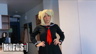 Mofos - Sweetie Fox a cosplayes pipi ánuszba rakva