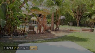 Brazzers - Angela White és Savannah Bond leápolják a péniszt