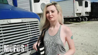 Mofos - Lexi Lore bekapja a termetes farkat