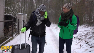 Óriási mellű fiatal szuka és a turista srácok - Fake Hostel