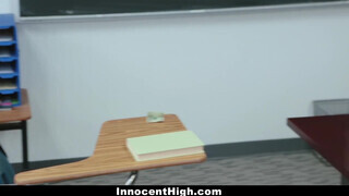 InnocentHigh - Izzy Bell a tanár előtt reszel