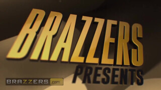 Brazzers - Cherie Deville zsenge fószerrel kefél
