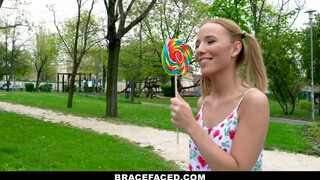 BraceFaced - foncsikos és fogszabályzós fiatal csajszika