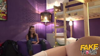 Három leszbi nőci kényezteti egymást - Fake Hostel