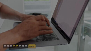 Brazzers - Ebony Mystique imádja a méretes fekete hímvesszőt