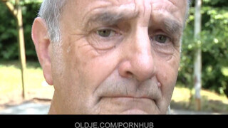 Oldje - az koros motoros és a zsenge csajszika