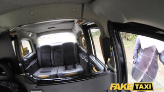 Tetkós ribancok popó lyukba kurelva - Fake Taxi