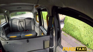 Csöcsös tinédzser pipi segget nyal - Fake Taxi