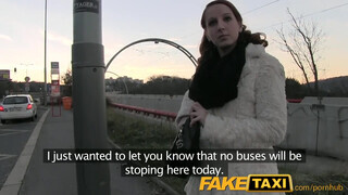 FakeTaxi - Zsenge ápoló lány kupakol a taxiban