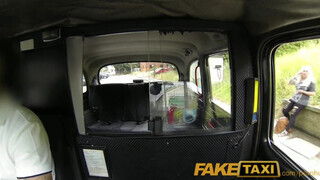 Faketaxi - szőrös pinájú milf gádzsi reszel egyet