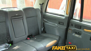 FakeTaxi - tökéletes cicis fiatal pipi