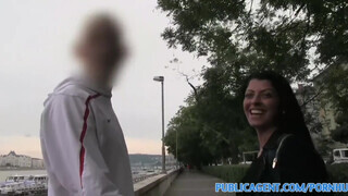 PublicAgent - Vivien Bell a bájos kisebbségi nőci