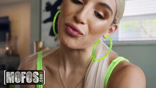 MOFOS - Abella Danger szőrös vaginája megdöngetve