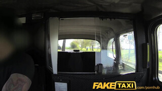 FakeTaxi - ártatlan pici tinédzser maca és a vastag pöcs