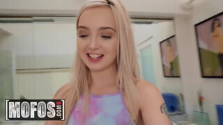 MOFOS - Lexi Lore tisztességesen análba dugva
