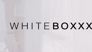 WHITEBOXXX - Nancy beleül a gigászi farokba