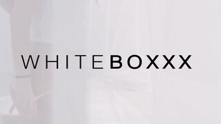 WhiteBoxxx - Naomi bevállalja a hatalmas rúdat