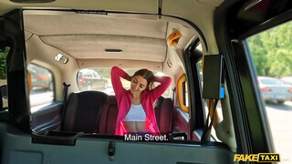 Fake Taxi - Sportos szuka megkúrelva a taxiban