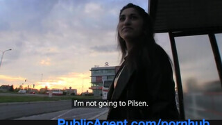 PublicAgent - csinos ázsiai pipi felszedve a buszmegállóban