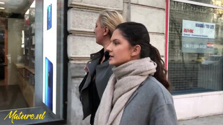 Tinédzser szuka nyalja a szőrös vén muffot
