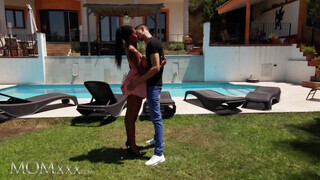 MOMxxx - Tina Fire a termetes mellű barna milf