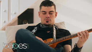 Babes - Mia Evans hancúrozik a gitáros fószerrel
