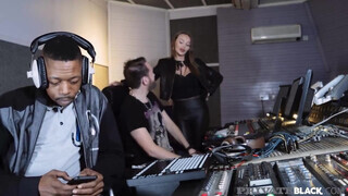 PrivateBlack - Stacy Cruz élvezi a óriási fügyit