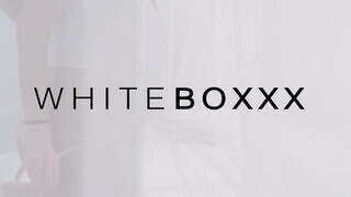 WhiteBoxxx - Oxana Chic cunija megdöngetve