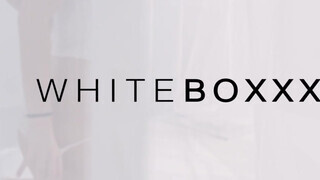 WHITEBOXXX - Tinédzser pipi játszik a puncijával