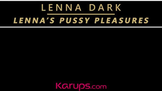 Lenna Dark egy gigantikus dildóval maszturbál