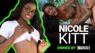 Mofos - Nicole Kitt a izgató gigantikus keblű néger csajszi