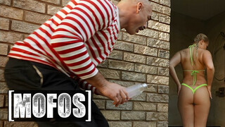 MOFOS - Harley King a dögös világos szőke tinédzser maca