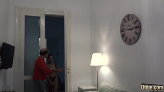 Koros férfi megdugja a szívdöglesztő sunát és a lábára élvez