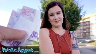 Csábító kicsike Eliss meztelenül pózol amatőr fotózáson