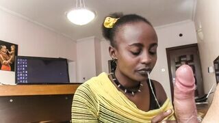 Nyakörves néger luvnya nyáladzik a főnök pöcsén