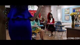 Angela White és Georgia Jones megbüntetik a kéjhölgy zsenge diákokat