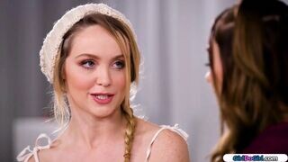 A vékony riporter bevallja, hogy megnyalni szeretné a mellbimbós szőkét